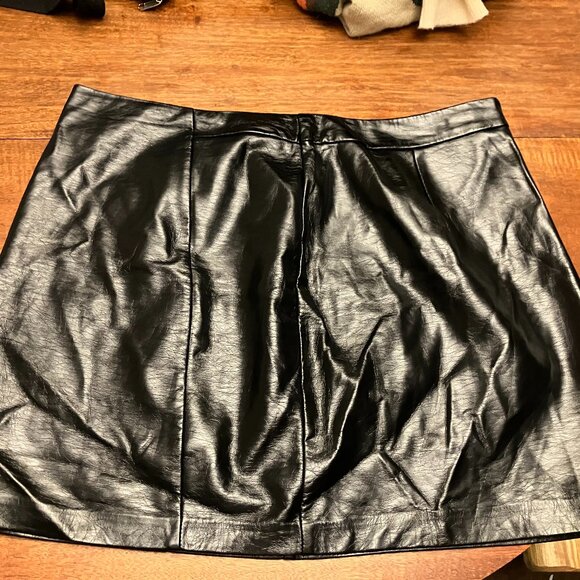 Black Vinyl Mini Skirt - Picture 3 of 9